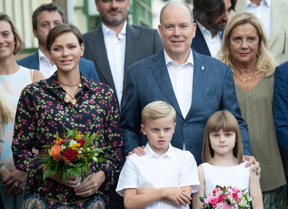 Редкий выход: князь Альбер II и княгиня Шарлен появились на традиционном пикнике в Монако вместе с детьми