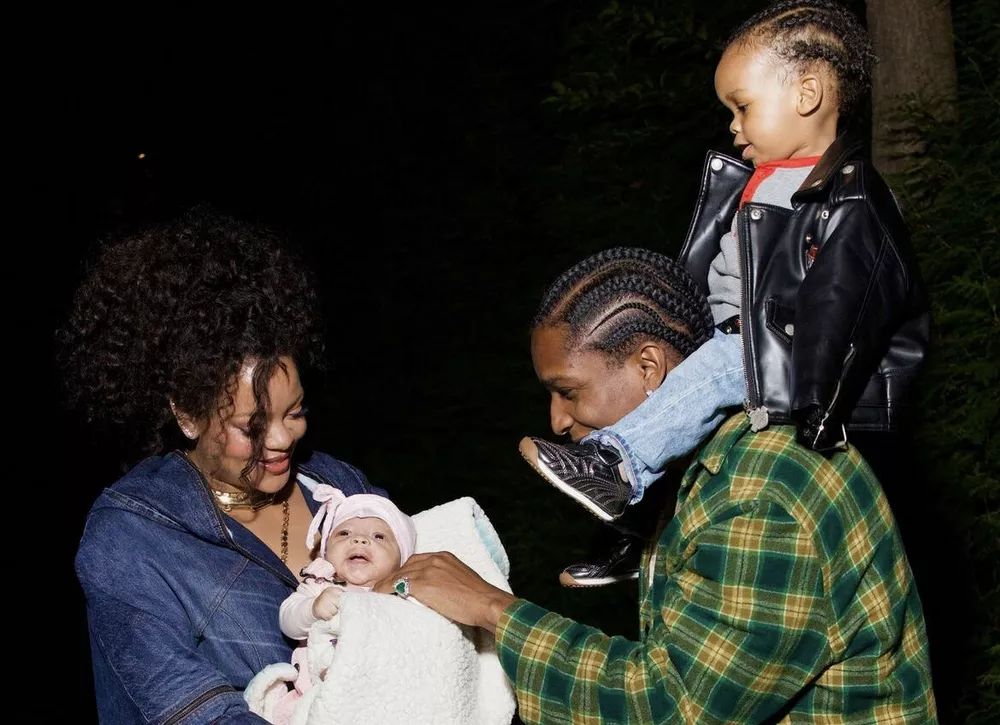 Рианна и A$AP Rocky впервые показали новорожденного сына