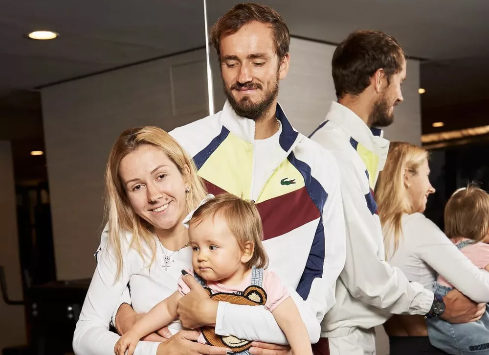 Теннисист Даниил Медведев воссоединился с женой и дочерью после поражения в важном матче