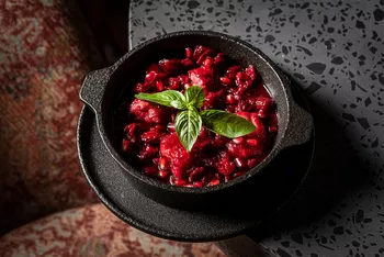Салат из вишни с базиликом