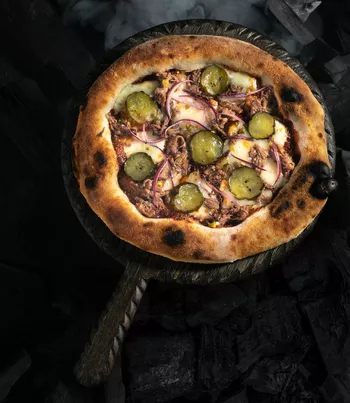 Пицца с брискетом и огурчиками, маринованными с бурбоном