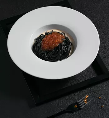 Черная паста с красной икрой и сливочно-копченым соусом