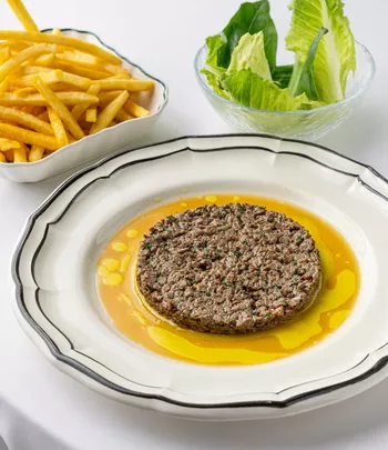 Жареный тартар из говядины с картофелем фри