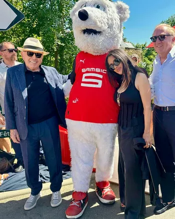 Сальма со свекром слева мужем справа