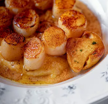 Морские гребешки с сыром раклетт