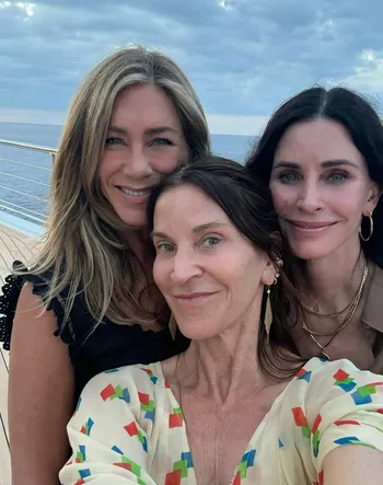 Дженнифер Энистон с друзьями