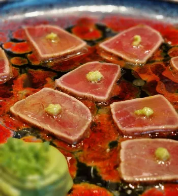 Татаки из тунца с соусом понзу, авокадо и японским васаби