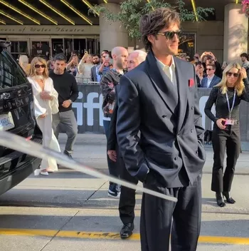 Джейкоб Элроди и Оливия Джейд сзади