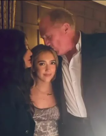 Сальма с мужем и дочкой