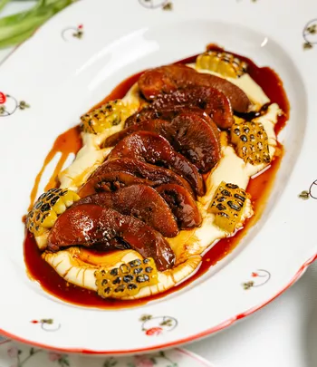 Язычки ягненка с полентой и кукурузой