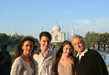 Кэтрин и Майкл с детьми