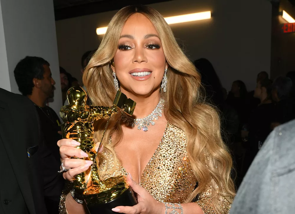Образ дня: Мэрайя Кэри в платье с бриллиантами на MTV VMA 2025
