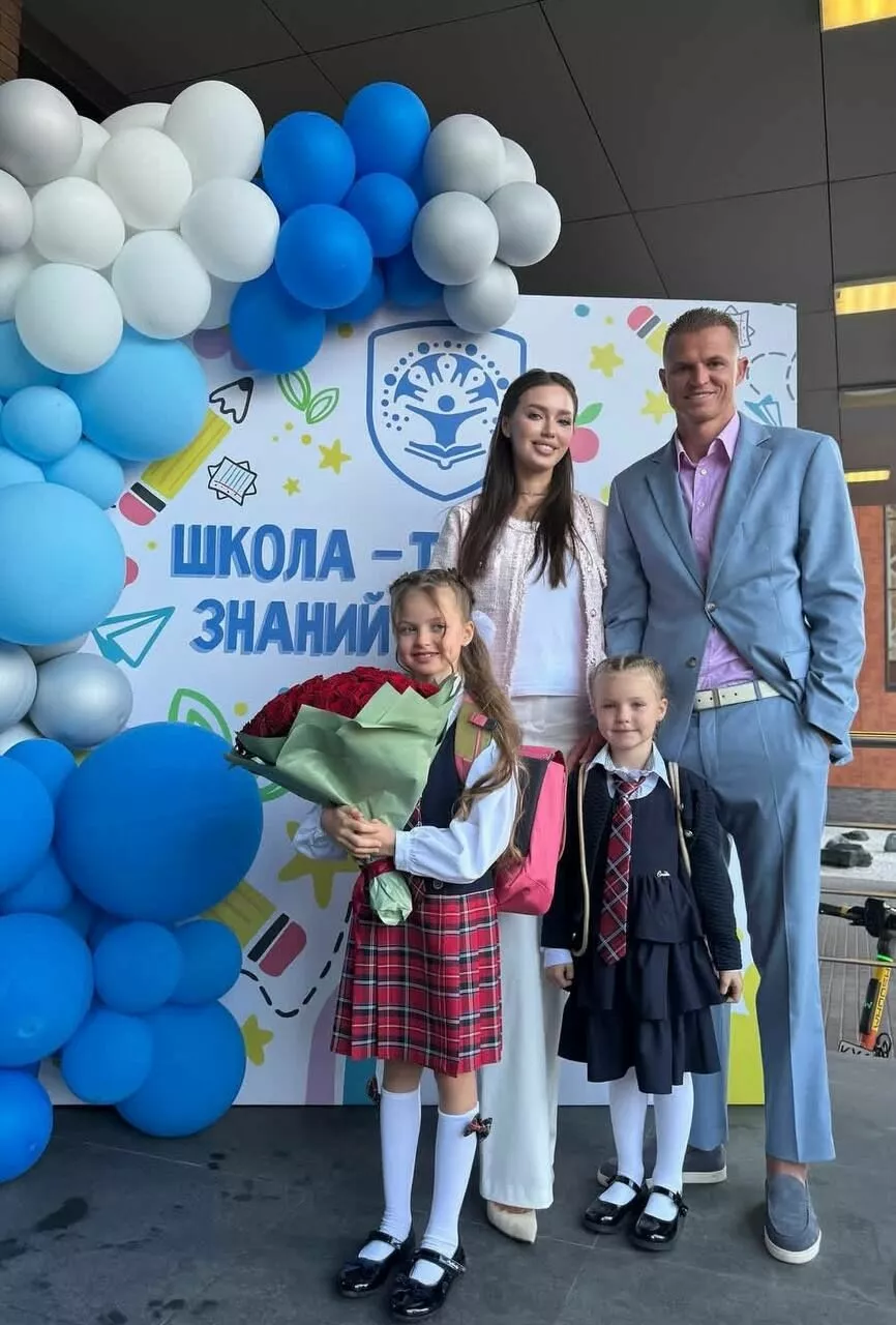 Дмитрий Тарасов с семьей