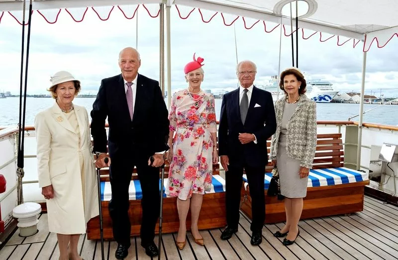 Норвежская королева Соня и король Харальд V, королева Дании Маргрете II и король Швеции Карл XVI Густав с женой королевой Сильвией на яхте Dannebrоg