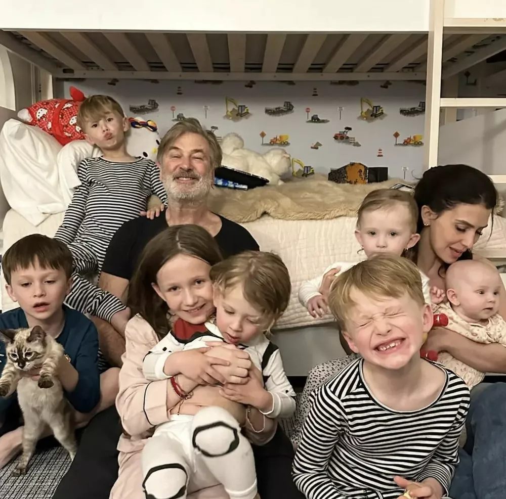 Алек Болдуин с супругой и детьми