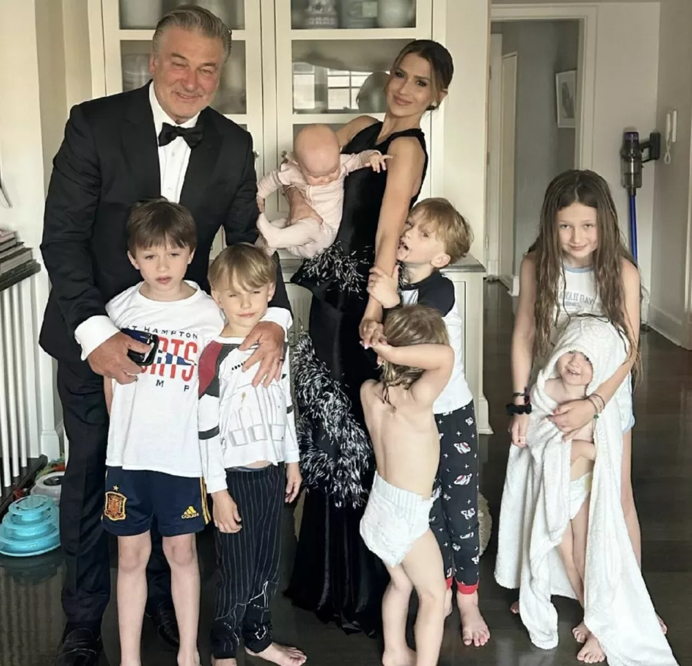 Алек Болдуин с супругой и детьми