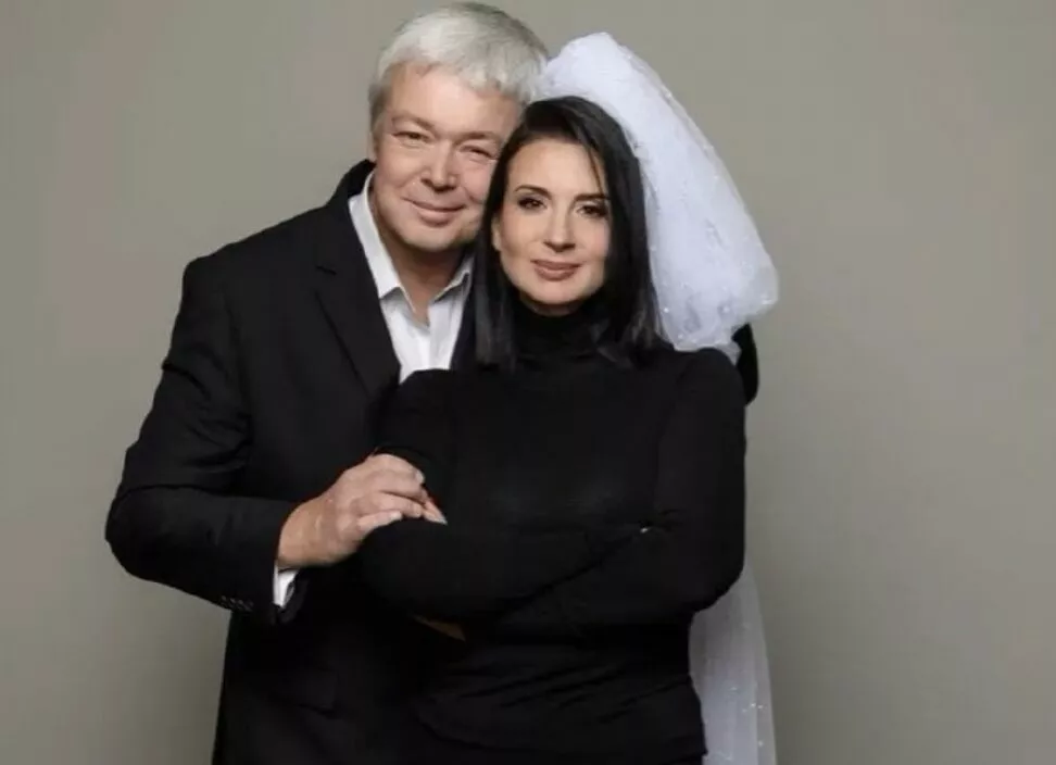 Екатерина Стриженова устроила праздничную фотосессию в фате в честь годовщины свадьбы