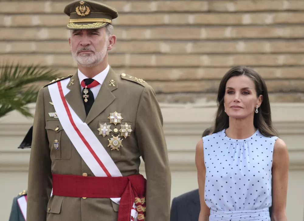 Король Испании Филипп VI вместе с супругой посетил церемонию присяги дочери в военной академии