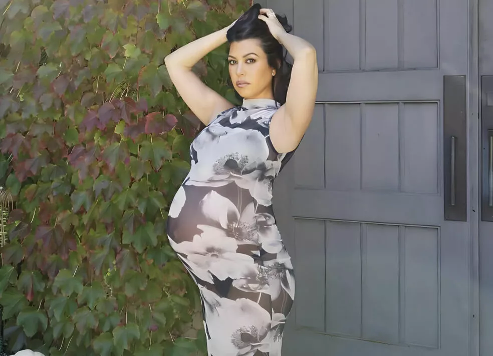Кортни Кардашьян опубликовала свежую беременную фотосессию и рассказала о скорых родах