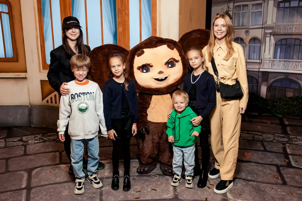 Наталья Подольская с сестрой и детьми