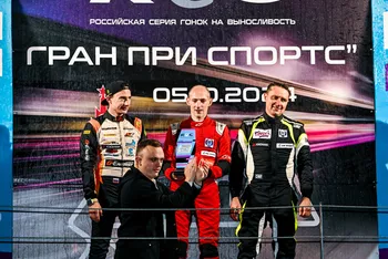 Гагарин вручает награды победителям Кубка Москвы лидерам абсолютного зачета и класса CN Pro экипажу Team Garis