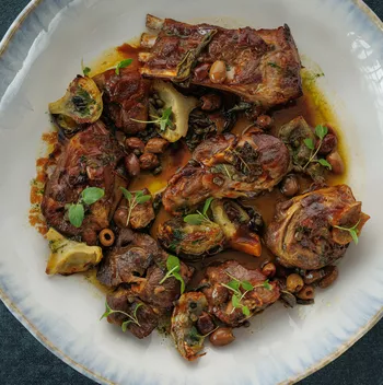 Запеченный козленок с артишоками и оливками (блюдо на 4 персоны) 