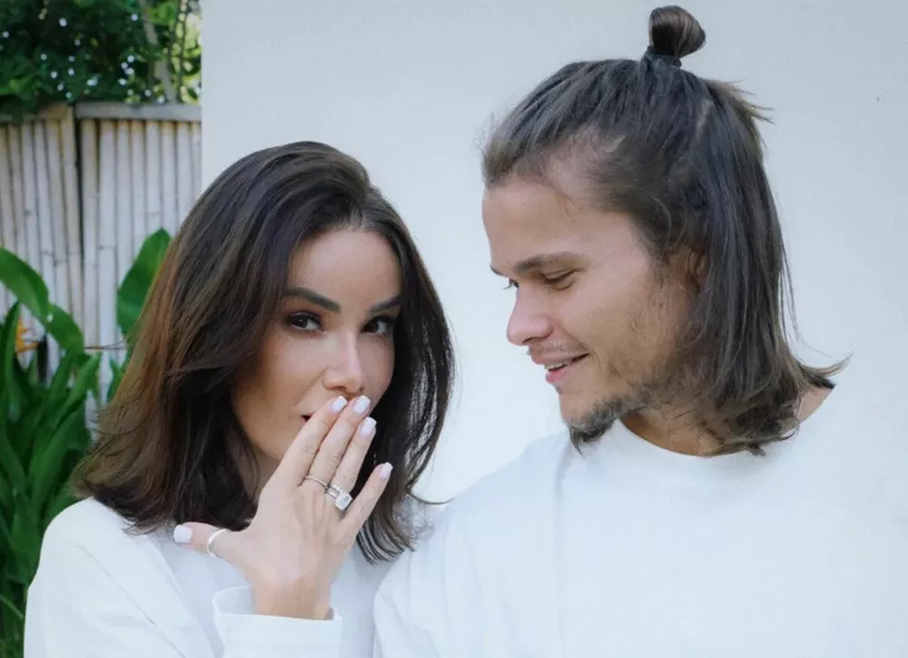 Айза в третий раз выходит замуж