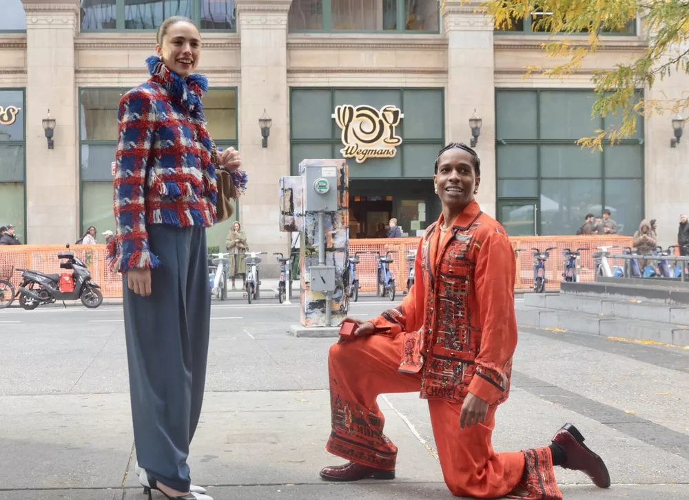 Отец детей Рианны делает предложение Маргарет Куолли на съемках модного кампейна