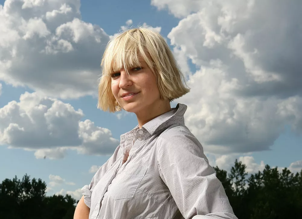 Бывший муж певицы Sia подал на нее в суд