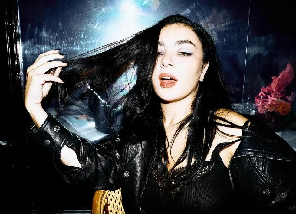 Charli XCX планирует пластическую операцию на лице – что она изменит 