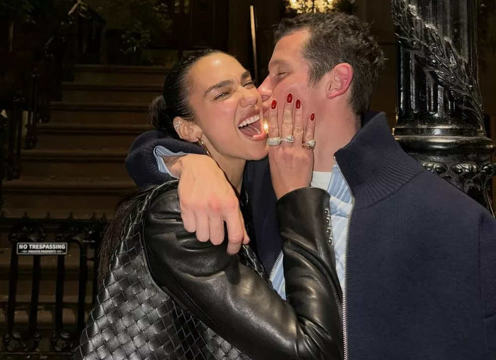 Дуа Липа устроила очень интимное свидание с женихом