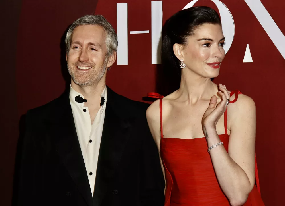 Энн Хэтэуэй впервые за долгое время вышла на красную дорожку с мужем