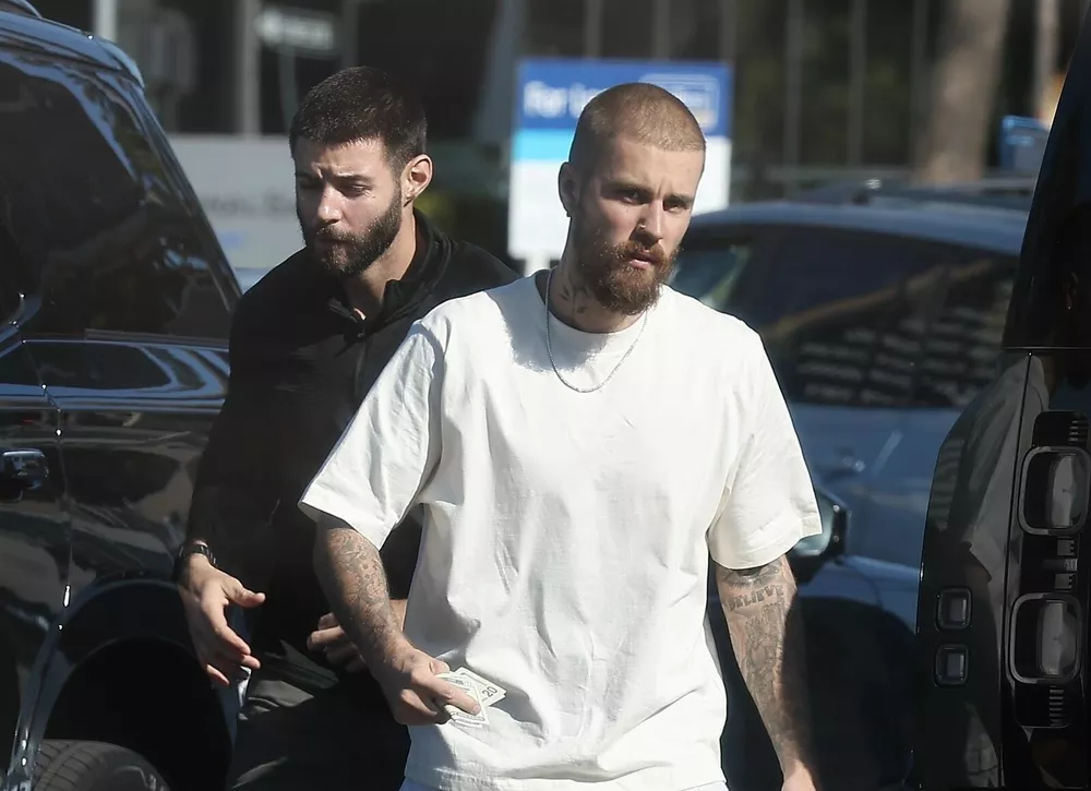 Фото дня: Джастин Бибер занимает деньги на кофе у своего шофера