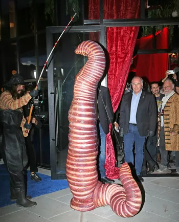 Хайди в костюме червя