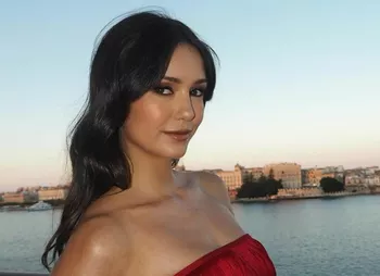 Нина Добрев