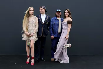 Лана с сестрой мужем и гостем показа