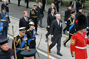 Принц Эндрю справа