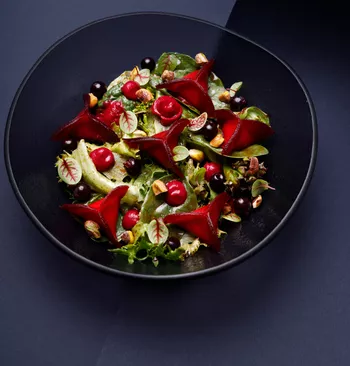 Салат из свеклы с молодым сыром