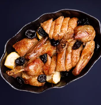 Утка с черносливом из печи