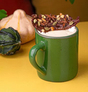 Пряный латте с бадьяном и корицей