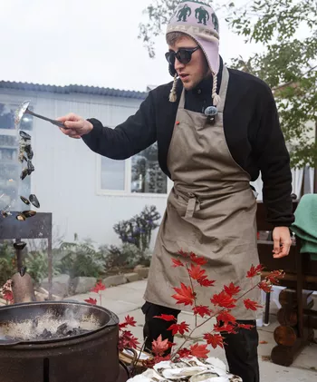 Влад Корпусов готовит мидии в сливочно-чесночном соусе