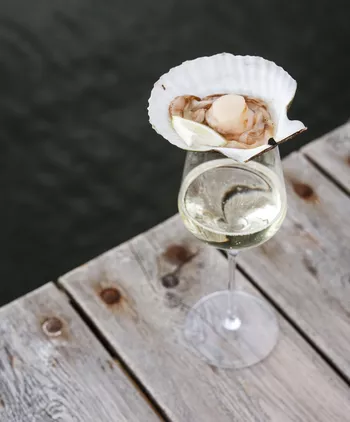 Лучшая пара Воеводы – только что выловленный гребешок и игристое