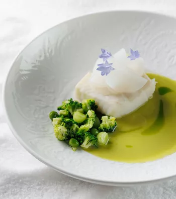 Запеченный палтус в пряном масле с рагу из огурцов и цитрусовым дайконом