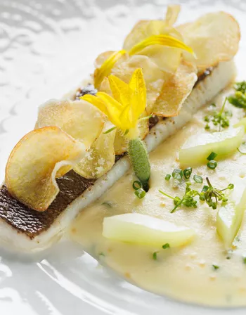 Ошпаренная маслом камбала с трюфельным картофелем и щучьей икрой