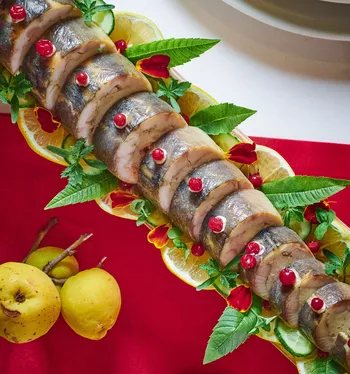 Стерлядь, фаршированная печенью налима и креветками