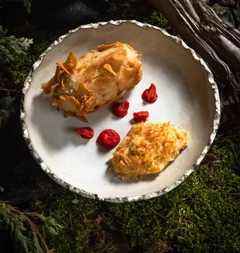 Котлета по-киевски с картофельным пюре и кетчупом из солений