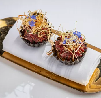 Тартар из говяжьей вырезки с нори