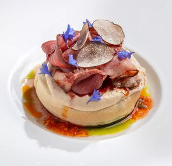 Окономияки с ростбифом, тоннато и трюфелем