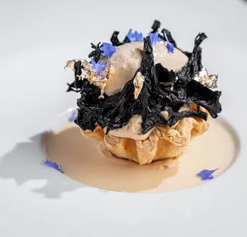 Корзинка из слоеного теста с кремом из сметаны и карамели