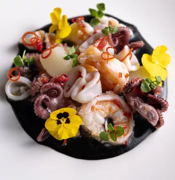 Темный рыбный бульон с креветкой, гребешком и осьминогом